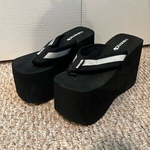 BOSTEX Platform Oversized Black & Silver 5 inch Sandals Flip Flops - size 8